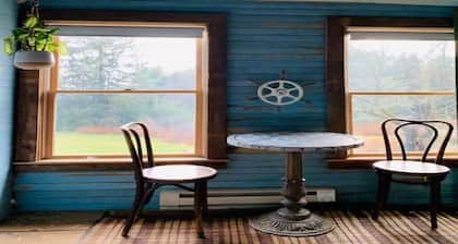 Historical Catskill mountains Farmhouse with Hiking, Fire Pit, Hot Tub, King bed