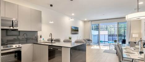 Refrigerador, microondas, horno, placa de cocina