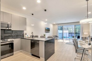 冰箱、微波炉、烤箱、炉灶