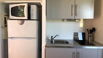 Réfrigérateur, micro-ondes, plaque de cuisson, cafetiÚre/bouilloire