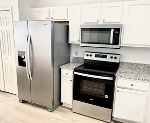 Refrigerador, microondas, horno y parrilla de estufa 