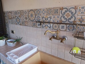 Douche, sèche-cheveux, bidet, serviettes fournies