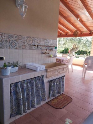 Fridge, oven, stovetop, coffee/tea maker