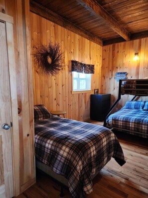 5 bedrooms, free WiFi, bed sheets - The Den Cabin (Caribou)