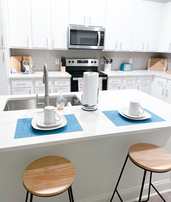 Fridge, microwave, oven, stovetop - Close to Universal Studios-Volcano Bay-Disney World-Fun SpotUSA-ICON Park & more (Orlando)