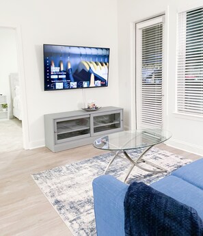 Smart TV, computer monitors - Close to Universal Studios-Volcano Bay-Disney World-Fun SpotUSA-ICON Park & more (Orlando)