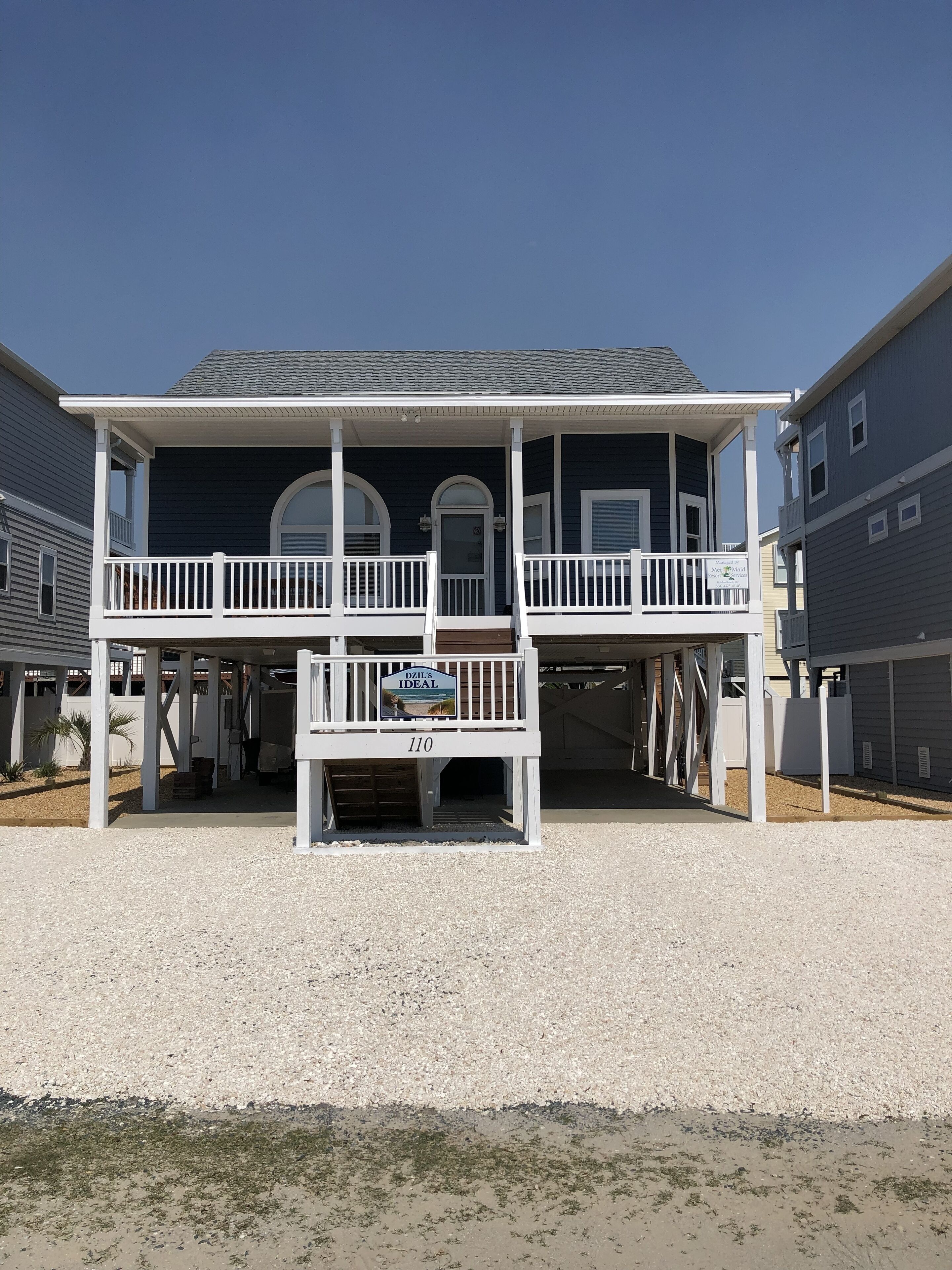 Pet friendly Beach House with a Heated Pool ~Discounts avail Spring & Winter.