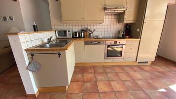 Een koelkast, een microgolfoven, een oven, een vaatwasser