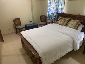 Habitación básica | Ropa de cama de alta calidad y minibar 
