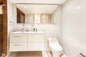 Dusj, hårføner, håndklær og såpe