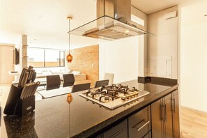 Kjøleskap, mikrobølgeovn, kokeplater og oppvaskmaskin