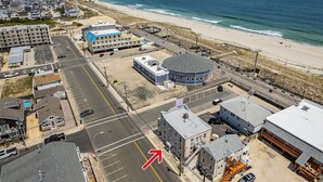 Vista aérea de una zona costera con playa, edificios y una carretera.