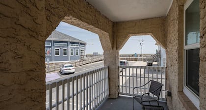 Adorable 1 Bedroom on the boardwalk - steps to the ocean with an immaculate view