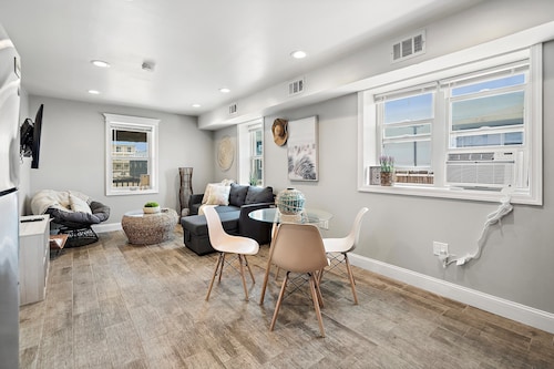 Seaside Suite • 30 Sec Walk to Beach & Boardwalk • Coastal Getaway