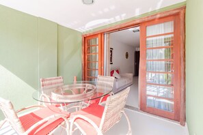 Apartment | Balcony - PF36 Ótimo Quarto e Sala a 25m da Praia (Mata de São João)