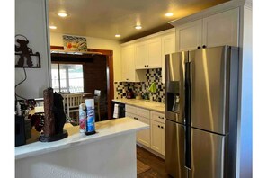 Fridge, microwave, oven, stovetop - Country Club Mountain Escape Cabin,Ski, Hike, Golf (Ruidoso)
