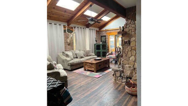 Smart TV, fireplace - Country Club Mountain Escape Cabin,Ski, Hike, Golf (Ruidoso)
