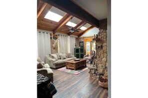Living area - Country Club Mountain Escape Cabin,Ski, Hike, Golf (Ruidoso)