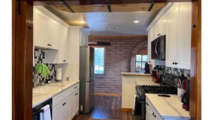 Fridge, microwave, oven, stovetop - Country Club Mountain Escape Cabin,Ski, Hike, Golf (Ruidoso)