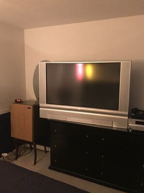 Interior - Nice bedroom and bath in large 2 story house (Centennial)