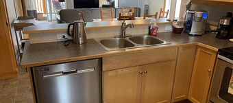 Newly redecorated condo right on the ski hill with private hot tub.