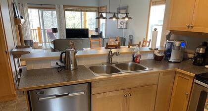 Newly redecorated condo right on the ski hill with private hot tub.