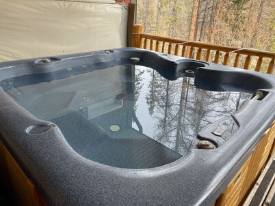 Newly redecorated condo right on the ski hill with private hot tub.