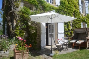 Outdoor dining - 90m2 first floor appt in historic estate (Serignac)