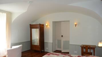 1 slaapkamer, een bureau, een strijkplank/strijkijzer, wifi