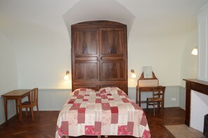 1 habitación, escritorio, tabla de planchar con plancha y wifi 