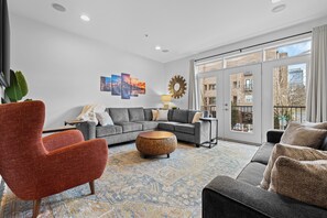 Unclassified image, 4 of 48, button