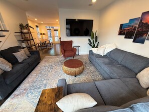 Smart TV - Robin's Nest| Rooftop Deck |Walk to Downtown (Nashville)