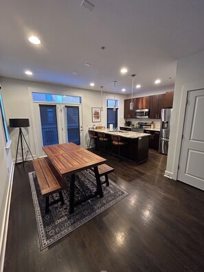 Dining - Robin's Nest| Rooftop Deck |Walk to Downtown (Nashville)