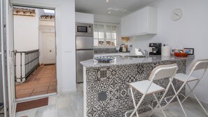 Køleskab, mikrobølgeovn, ovn, kaffe-/temaskine