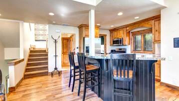 Studio (3 Bedrooms) | Private kitchen | Fridge, microwave, oven, coffee/tea maker