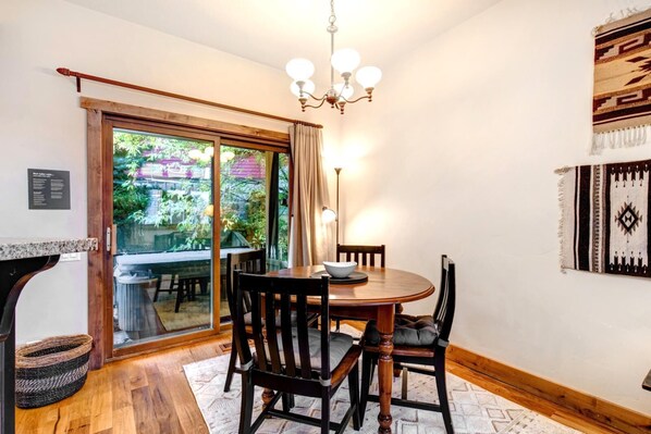 Studio (3 Bedrooms) | Dining