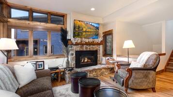 Studio (3 Bedrooms) | Living room | TV, fireplace, DVD player