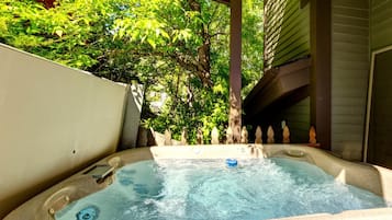 Studio (3 Bedrooms) | Bathroom | Shower, designer toiletries