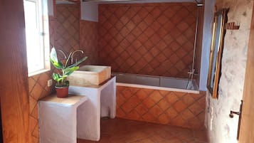 Ducha y bañera combinadas, secador de pelo y toallas