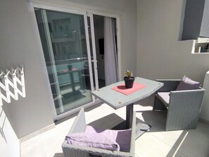 Outdoor dining - Modern apartment, perfect for relaxing at 500 meters from the beach (Corralejo)