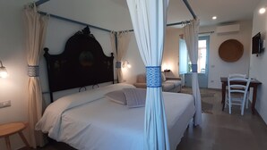 Une chambre à coucher avec un lit à baldaquin, une table de chevet et une chaise.