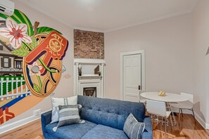 Een televisie en een open haard