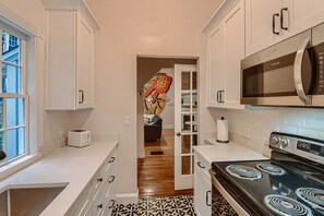 Een koelkast, een magnetron, een oven, een kookplaat