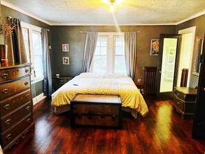 4 chambres, bureau, fer et planche à repasser, lit de bébé portatif