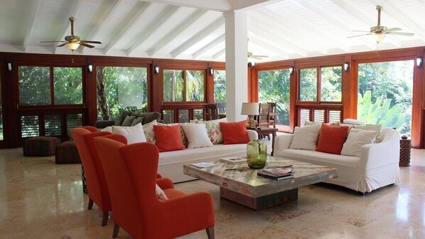 Comfort-Villa | Wohnbereich | 40-Zoll-Plasmafernseher mit Kabelempfang