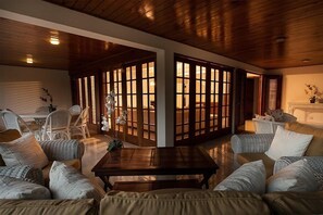 Comfort-Villa | Wohnbereich | 40-Zoll-Plasmafernseher mit Kabelempfang