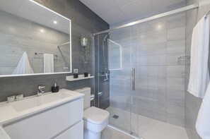 Shower, hair dryer, towels, soap - Chinchilla- Holiday rental Malaga city (Málaga)