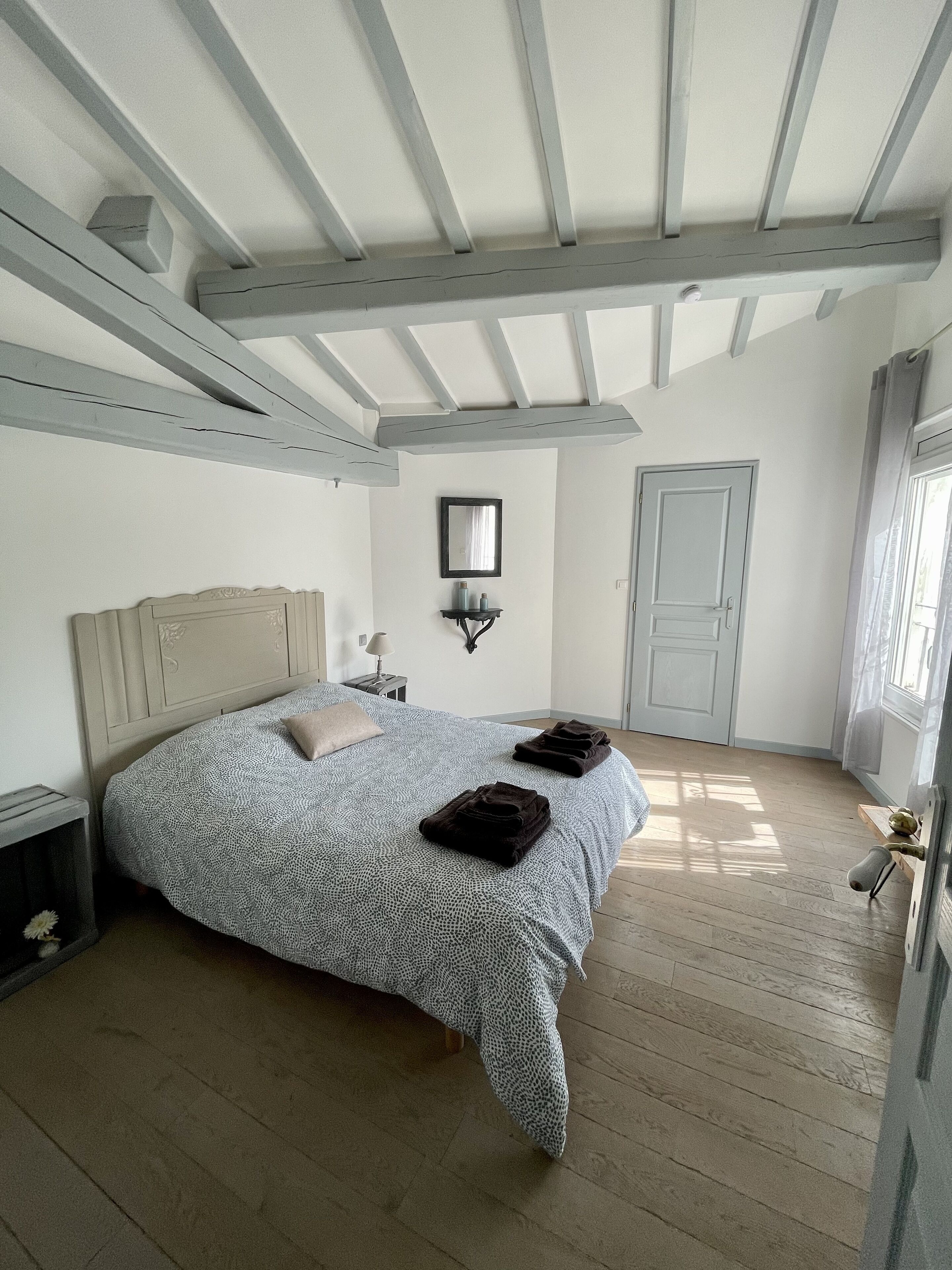 1 slaapkamer, geluiddichte muren, een strijkplank/strijkijzer, reisbedje