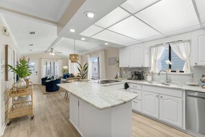 Fridge, microwave, oven, stovetop - Cozy family vacation in Panama City Beach with golf cart ,private beach, pools (Panama City)