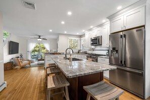 Refrigerador, microondas, horno y parrilla de estufa 